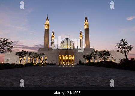 Coucher de soleil depuis la mosquée du Sultan Qaboos à Nizwa Banque D'Images