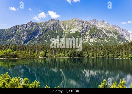 Poprad Mountain Lake, ou Pporadske Pleso, est le lac de montagne situé dans les Hautes Tatras, Slovaquie Banque D'Images