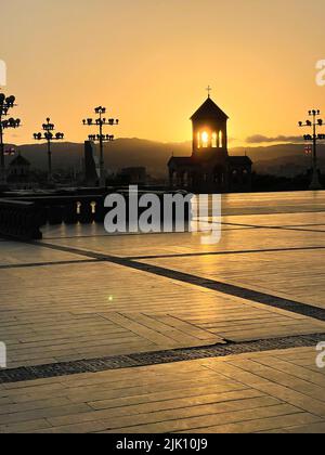 Tard dans la soirée, le soleil de bryght se illumine par les petites arches de la chapelle près de la cathédrale Sainte-Trinité de Tbilissi, en Géorgie. Banque D'Images