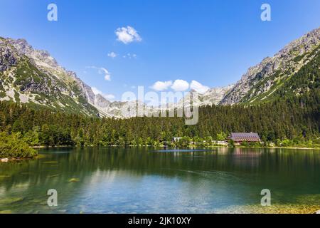 Poprad Mountain Lake, ou Pporadske Pleso, est le lac de montagne situé dans les Hautes Tatras, Slovaquie Banque D'Images