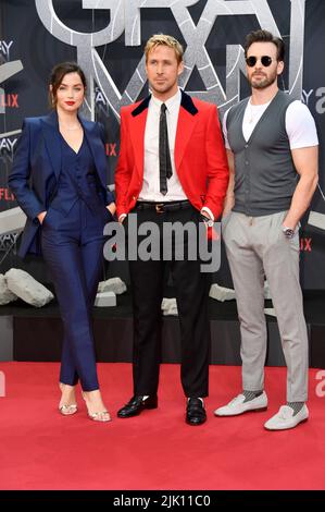 Ana de Armas, Ryan Gosling et Chris Evans assistent à l'examen spécial Netflix de l'homme gris au zoo Palast sur 18 juillet 2022 à Berlin, en Allemagne. Banque D'Images