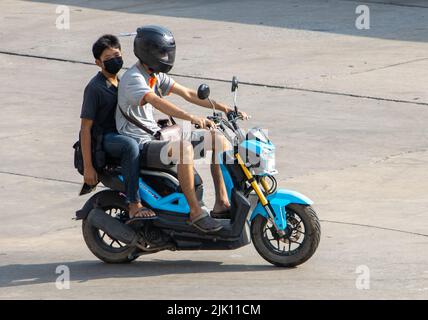 SAMUT PRAKAN, THAÏLANDE, APR 15 2022, Un motocycliste prend un garçon sur une moto Banque D'Images