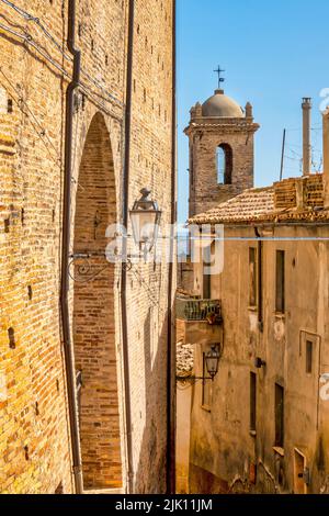 Vue sur le centre historique de Loreto Aprutino avec le clocher de l'église de San Giuseppe, Loreto Aprutino, Italie Banque D'Images