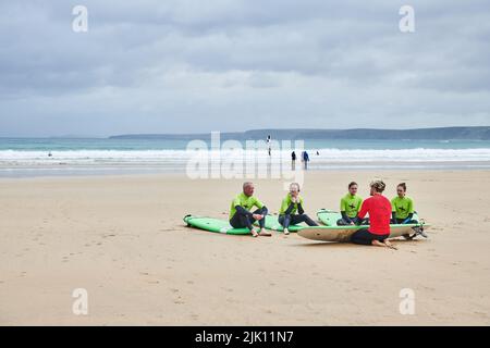 Session d'enseignement pour les surfeurs débutants, avec la marée, à la plage de Towan (ville), Newquay, Cornwall, Angleterre. Banque D'Images