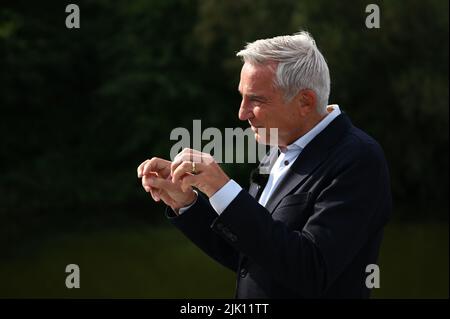 Stuttgart, Allemagne. 29th juillet 2022. Thomas Strobl (CDU), ministre de l'intérieur du Bade-Wurtemberg, donne un entretien d'été SWR-Aktuell sur le Neckar 'Electra'. Credit: Bernd Weißbrod/dpa/Alay Live News Banque D'Images