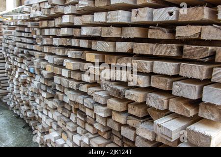 Pile de planches en bois prêtes à être utilisées sur un chantier de construction Banque D'Images