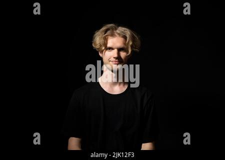 Homme attrayant avec de longs cheveux étant très heureux souriant avec un large sourire montrant ses dents et s'amusant à l'intérieur. Joyeux et joyeux, joyeux, joyeux, joyeux, joyeux, joyeux et joyeux Banque D'Images