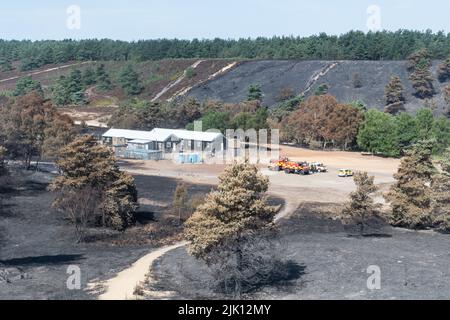 Hankley Common Wildfire, Surrey, Angleterre, Royaume-Uni. Photographié 5 jours après l'incendie qui a commencé le 24th juillet 2022 et déclaré un incident majeur par le Service d'incendie et de sauvetage de Surrey. C'était le troisième d'une série d'incendies en commun pendant le temps chaud et sec en juillet. Une superficie de 50 hectares ou plus de landes, un précieux habitat faunique pour les oiseaux nicheurs du sol et les reptiles rares, a été détruite. Le service d'incendie surveille toujours le site et amortit les points chauds. La cause de l'incendie reste inconnue. Banque D'Images