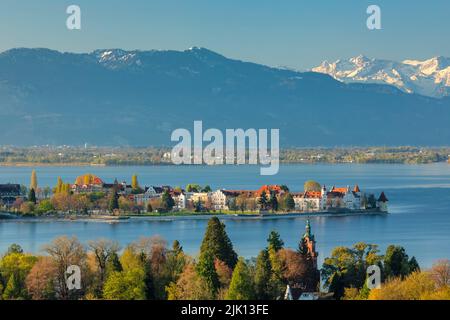 Vue sur Lindau et le lac de Constance aux Alpes suisses, Bavière, Allemagne, Europe Banque D'Images