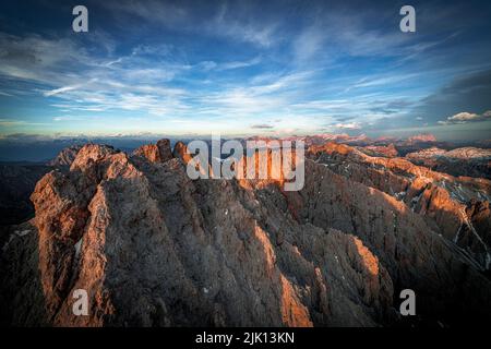 Vue aérienne de Puez Odle, Furchetta et Sass Rigais au coucher du soleil, Dolomites, Tyrol du Sud, Italie, Europe Banque D'Images