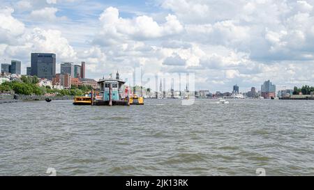 Vue sur le bord de mer le long de l'Elbe jusqu'à l'Elbe Philharmonie Hall (Elbphilharmonie) dans le port de Hambourg Banque D'Images