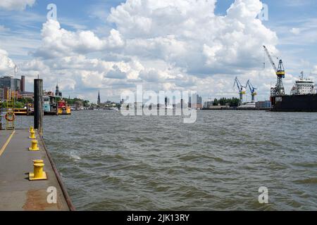 Vue sur le bord de mer le long de l'Elbe jusqu'à l'Elbe Philharmonie Hall (Elbphilharmonie) dans le port de Hambourg Banque D'Images