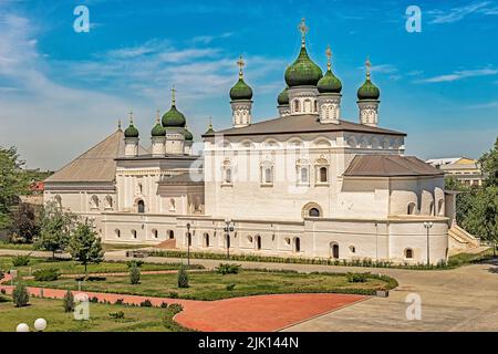 Vue sur la cathédrale de la Trinité à l'intérieur du Kremlin d'Astrakhan depuis la cathédrale de l'Assomption Banque D'Images