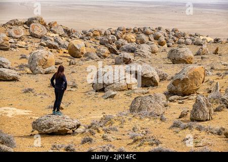 Femme debout dans le Torysh (la Vallée des balles), Shetpe, Mangystau, Kazakhstan, Asie centrale, Asie Banque D'Images