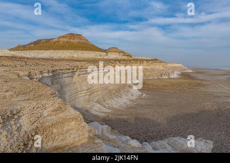 Antenne de falaise rocheuse massive, SOR Tuzbair, un solonchak (marais salants), Mangystau, Kazakhstan, Asie centrale, Asie Banque D'Images