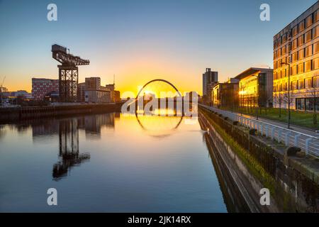 Lever de soleil au-dessus de la rivière Clyde, Clyde Crane, Clyde Arc (Squinty Bridge), River Clyde, Glasgow, Écosse, Royaume-Uni, Europe Banque D'Images