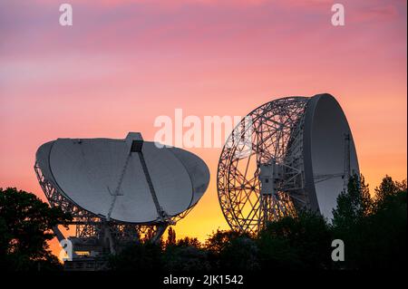 The Mark II Telescope et Lovell Mark I Giant radio Telescope avec un coucher de soleil incroyable, Jodrell Bank Observatory, Cheshire, Angleterre, Royaume-Uni, Europe Banque D'Images