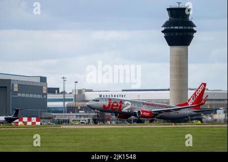 Jet2 avions au départ de l'aéroport de Manchester, Manchester, Angleterre, Royaume-Uni, Europe Banque D'Images