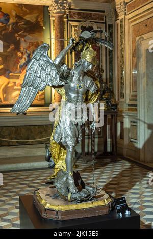 Statue en bronze d'ange guerrier à l'intérieur de l'église catholique de Naples, Italie Banque D'Images