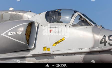 Douglas A-4N Skyhawk ‘C-FGZE’ possédé et exploité par Top Aces, exposé statique au Royal International Air Tattoo 2022 Banque D'Images