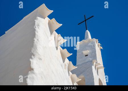 Vue sur l'église blanchie à la chaux et le ciel bleu, Binibequer Vell, Minorque, Iles Baléares, Espagne, Méditerranée, Europe Banque D'Images