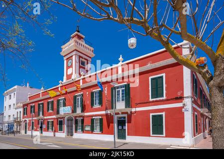 Vue de l'archiecture colorée à Placa de s'Esplanada contre ciel bleu, les polices de cales, Menorca, Iles Baléares, Espagne, Méditerranée, Europe Banque D'Images