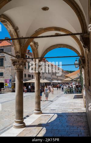 Touristes dans la rue de la vieille ville, site du patrimoine mondial de l'UNESCO, Dubrovnik, côte dalmate, Croatie, Europe Banque D'Images