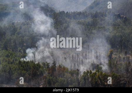 Schmilka, Allemagne. 28th juillet 2022. Vue depuis un hélicoptère de la police fédérale sur le parc national des feux de forêt Saxon Suisse. Crédit : Robert Michael/dpa/Alay Live News Banque D'Images