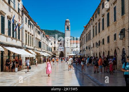 Touristes dans la vieille ville, site classé au patrimoine mondial de l'UNESCO, Dubrovnik, côte dalmate, Croatie, Europe Banque D'Images