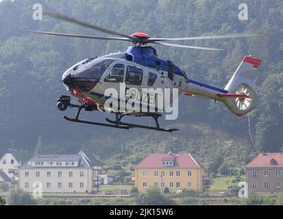 Bad Schandau, Allemagne. 28th juillet 2022. Un hélicoptère de police atterrit sur les rives de l'Elbe pour lutter contre les incendies de forêt dans le parc national de la Suisse saxonne. Crédit : Robert Michael/dpa/Alay Live News Banque D'Images