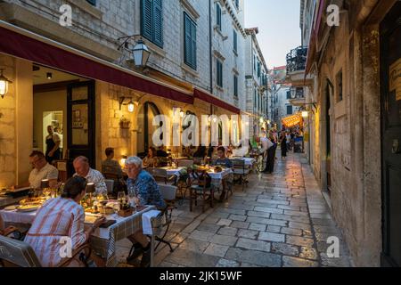 Les personnes dînant dans la vieille ville de Dubrovnik, la côte dalmate, la Croatie, l'Europe Banque D'Images