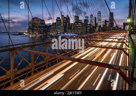 Trafic traversant le pont de Brooklyn et les gratte-ciel de Manhattan la nuit, Manhattan, New York, États-Unis d'Amérique, Amérique du Nord Banque D'Images