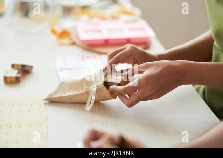 Femme préparant des barres de savon à vendre dans son studio Banque D'Images