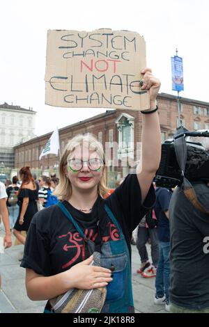 29 juillet 2022, Turin, Piémont/Turin, Italie: Manifestation de jeunes lors de la Marche du camp social climat sur 29 juillet 2022 à Turin, Italie. Fridays for future est un mouvement mondial de grève du climat par les élèves qui a été médiatisé en août 2018 avec l'élève suédois Greta Thunberg. (Credit image: © Alberto Gandolfo/Pacific Press via ZUMA Press Wire) Banque D'Images