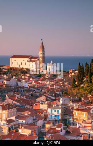 Piran, Slovénie. Image de paysage urbain aérien de Piran, Slovénie au coucher du soleil de printemps. Banque D'Images