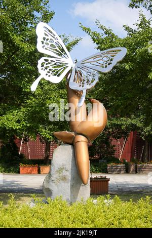 (220729) -- CHUNGCHEONGBUK-DO, 29 juillet 2022 (Xinhua) -- Une statue est vue au Parc de la paix No Gun RI dans le comté de Yeongdong, à Chungcheongbuk-do, en Corée du Sud, sur 28 juillet 2022. Le massacre de No Gun RI, l'une des agressions les plus meurtrières que l'armée américaine avait commises pendant la guerre de Corée, avait été enterré profondément dans l'histoire, jusqu'à ce que l'Associated Press découvre l'horrible tragédie de 1999. Après le déclenchement de la guerre, les troupes américaines ont rapidement subi des revers tandis que les forces de la République populaire démocratique de Corée (RPDC) marchaient vers l'avant. Sur 26 juillet 1950, par crainte que la guérilla de la RPDC ne soit armée Banque D'Images