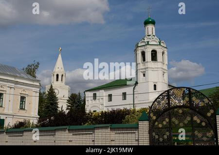 Le monastère Saint-Jean-Baptiste et la tour Spasskaya du Kremlin de Kazan en arrière-plan. Kazan Banque D'Images