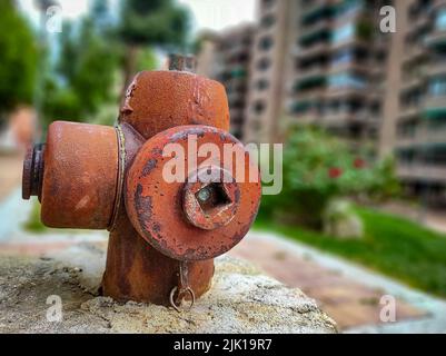 borne d'eau pour pompiers dans le parc public de la ville. Madrid. Banque D'Images