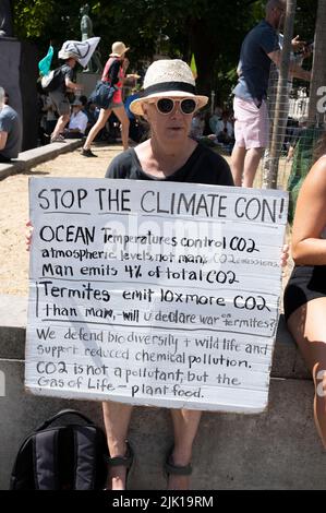 Sur 23 juillet 2022, un certain nombre de négationnistes du changement climatique ont défié les activistes du pétrole Just Stop sur la place du Parlement. Banque D'Images