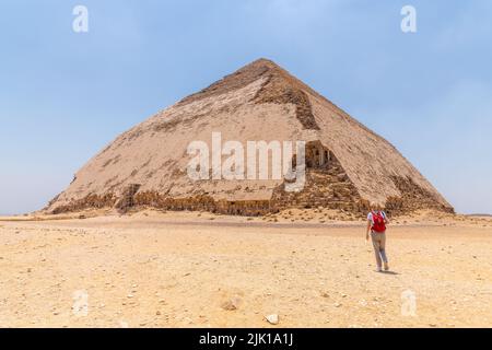 Saqqara, Egypte; 28 juillet 2022 - la pyramide Bent de Sneferu, Dahur, Egypte. Banque D'Images