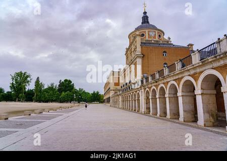 Esplanade du palais royal d'Aranjuez avec son arcade et son dôme au sommet. Madrid. Banque D'Images