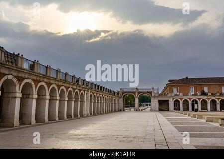 Lever du soleil à travers les nuages au Palais Royal d'Aranjuez à Madrid. Espagne. Banque D'Images