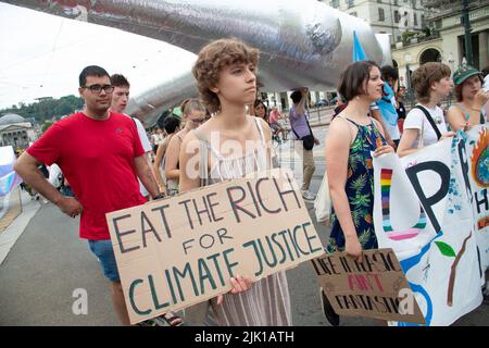 29 juillet 2022, Turin, Piémont/Turin, Italie: Manifestation de jeunes lors de la Marche du camp social climat sur 29 juillet 2022 à Turin, Italie. Fridays for future est un mouvement mondial de grève du climat par les élèves qui a été médiatisé en août 2018 avec l'élève suédois Greta Thunberg. (Credit image: © Alberto Gandolfo/Pacific Press via ZUMA Press Wire) Banque D'Images