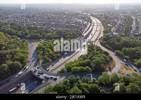 Rond-point Waterworks à Walthamstow. Un grand rond-point avec la route à A406 voies passe sous le soleil du matin entouré par la forêt Banque D'Images