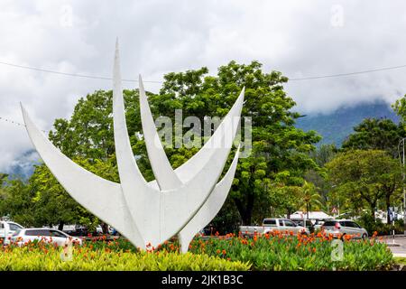 Victoria, Seychelles, 04.05.2021. Monument bicentenaire (Moniman traw lezel, Monument aux trois ailes), représentant les racines des Seychelles. Banque D'Images