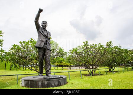 Victoria, Seychelles, 04.05.2021. Statue de bronze Nelson Mandela à Peace Park, Victoria, réalisée par Jane Doyle, sculpteur sud-africain. Banque D'Images