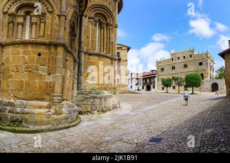 Femme marchant dans les rues pavées de la ville médiévale. Santillana del Mar Santander. Banque D'Images