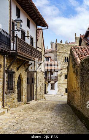 Ruelle étroite de la vieille ville dans le nord de l'Espagne avec des maisons en pierre. Santillana del Mar, Espagne. Banque D'Images