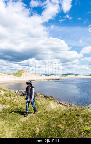 Walker sur Ballinreavy Strand à côté de la réserve naturelle de Sheskinmore. Sheskinmore fait référence à une vaste zone de dunes de sable, de lac et de marais qui se trouve entre Kil Banque D'Images