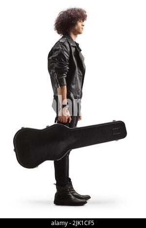 Prise de vue en profil d'un jeune musicien de rock tenant une guitare dans un cas isolé sur fond blanc Banque D'Images